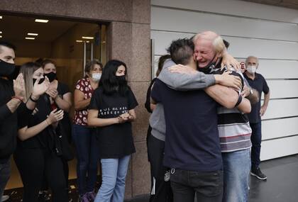 El padre del kiosquero asesinado en Ramos Mejía se abraza con sus nietos tras recordar el fanatismo de su hijo por River. 