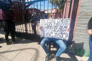 El padre del menor, encadenado en la puerta del colegio