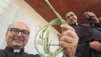 El padre Gabriel Romanelli ofrece consuelo y apoyo a quienes se refugian en la iglesia de Zeitun.