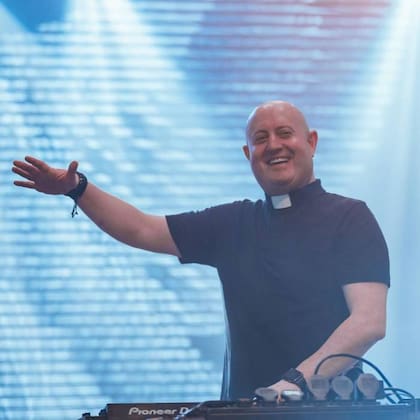 El Padre Guilherme Peixoto es también militar y fanático del fútbol y del equipo de su ciudad, Vitoria de Guimaraes