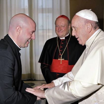 El Padre Guilherme Peixoto junto al Papa Francisco.