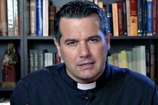 Quién es el sacerdote que gestionó la visita de diputados libertarios a represores