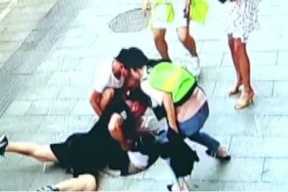 El padre logra sacar al niño del pozo