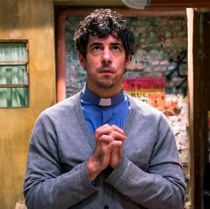 El padre Lorenzo, encarnado por Esteban Lamothe en La 1-5/18