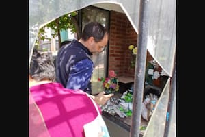 El padre Lucas Arguimbau revisa los restos de las imagenes dañadas en la ermita de la Virgen de Luján, en Liniers