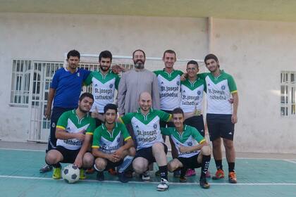 El padre Montes, con el equipo de fútbol de la parroquia