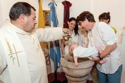 El padre Oscar Ossola, bautizando a Fermín.