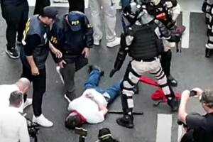 El padre Paco, en el suelo