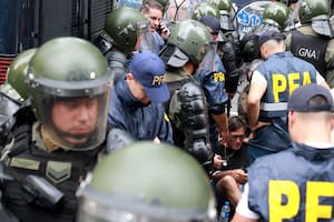 Detuvieron al padre Paco Olveira en la marcha de jubilados en las inmediaciones del Congreso