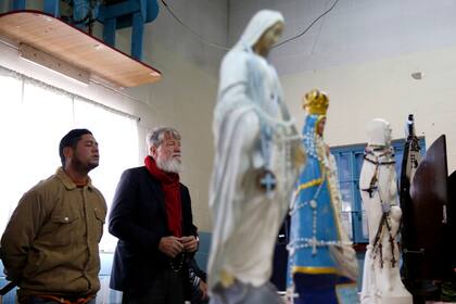 El padre Pedro, rezando el rosario junto a un interno del penal