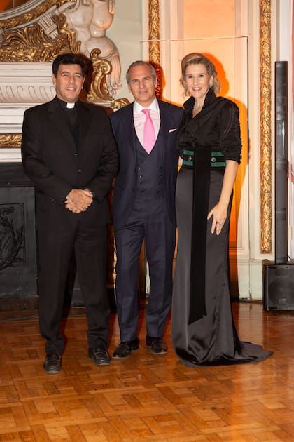 El Padre Rodrigo, alma mater de la causa se mostró muy emocionado con la convocatoria. En la foto posa con Javier Iturrioz y Sara Fleming.