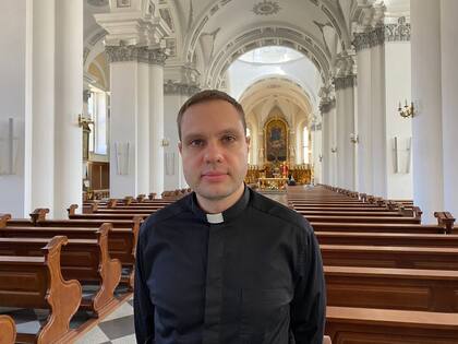 El padre Roman Krat, en la iglesia católica de Odessa