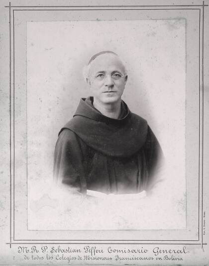 El padre Sebastián Pifferi, comisario general de los franciscanos en Bolivia, confeccionó los álbumes una vez que la Exposición de Turín había concluido.