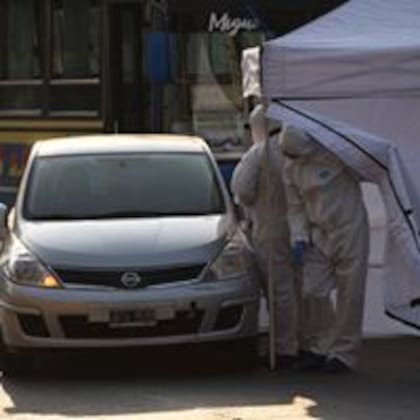 El padre sostiene que le hicieron chapa y pintura al auto para eliminar los siete impactos de balas