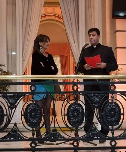 El Padre Valdés en la Tribuna Oficial del Hipódromo de Palermo. “La idea de esta noche es juntarnos a comer algo rico”, señaló el párroco. La comida -con platos de Guillen Catering- es uno de los dos eventos anuales con los que el Hogar Monseñor Albisetti recauda fondos. Son utilizados para ayudar con mantenimiento del lugar y a difundir la obra. "Muchas veces a través de estos encuentros las personas se acercan a ofrecerse como voluntarios o se enteran que necesitamos psicólogos". El segundo evento anual, un torneo de golf, se llevará a cabo en octubre