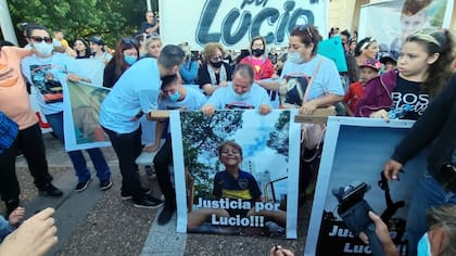 El padre y el abuelo de Lucio Dupuy, Cristian y Ramón respectivamente, encabezaron marchas por la memoria del niño asesinado y pidieron cadena perpetua para las dos acusadas 