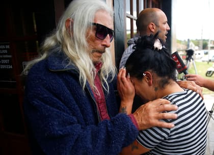 El padre y la esposa de la víctima