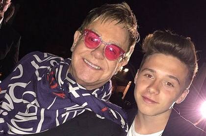 El padrino de Brooklyn, Elton John, no podrá asistir a la celebración porque su gira de conciertos de despedida coincide con el gran día de la boda