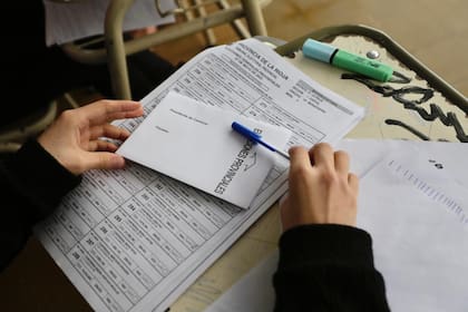 El padrón electoral contiene la información del colegio correspondiente a cada votante, así como su mesa electoral y otros datos concernientes a la elección