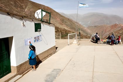 El padrón. La lista de electores, pegada en la escuela, tiene 67 nombres, pero sólo 32 personas votaron en las PASO. En este caserío de los cerros salteños casi todos son parientes. Arrasó Scioli