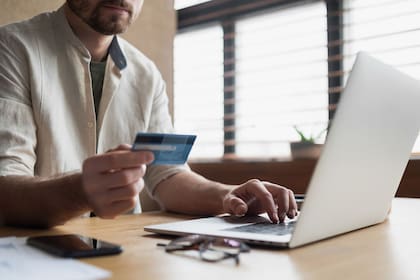 El pago se puede hacer únicamente a través del portal de pagos del gobierno de Estados Unidos