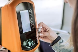 El pago sin contacto en el transporte público genera beneficios para los usuarios y la actividad económica de las ciudades