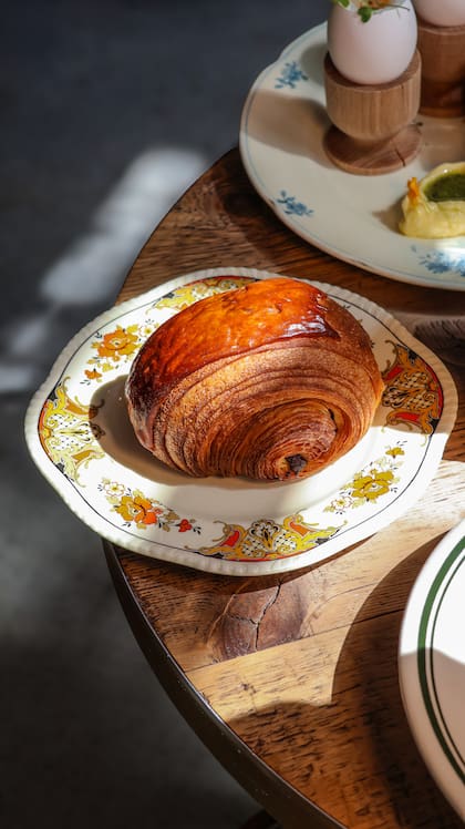 El pain au chocholat no puede faltar en la propuesta de este café francés