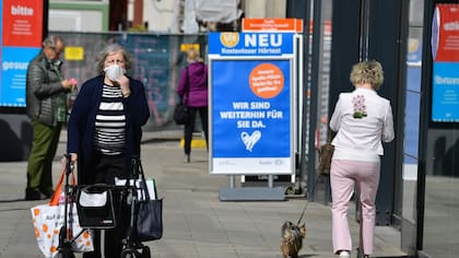 El país que ya tiene más de 7800 muertos por coronavirus, comenzó a distender la cuarentena y ya se puede ir a bares y cafés.