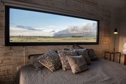 El paisaje serrano se integra a la habitación de El Tomillo, en La Cumbre.