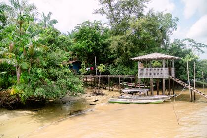 El paisaje cotidiano lo marcan las lanchas y canoas que trasladan racimos de açaí y llevan a médicos, enfermeros y estudiantes