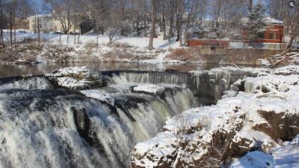 El paisaje de las Cataratas de Paterson durante el invierno
