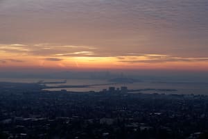El paisaje de San Francisco y el puente de la bahía se ven desde Berkeley, California, el 22 de diciembre de 2017. (AP Foto/Jeff Chiu, archivo)