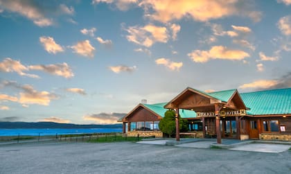 El paisaje de Tolkeyén cautiva: se encuentra a orillas del Canal Beagle y en el medio de un bosque.