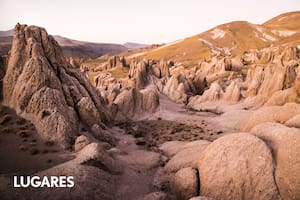 El extraño paisaje patagónico con rocas erosionadas que forman castillos, crestas de gallo, agujas y dragones