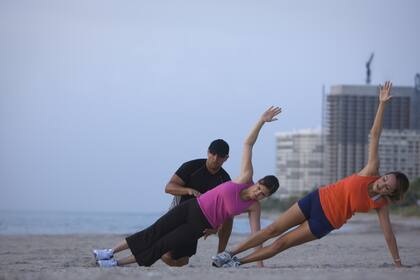 El paisaje inspira tanto a turistas y residentes a practicar deportes junto al mar