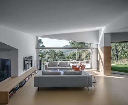 El paisaje y la luz ingresan de lleno en cada rincón de la obra.