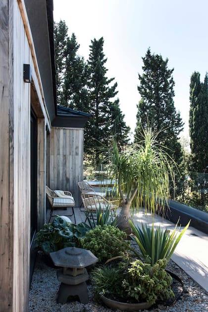 El paisajimo del balcón corrido con vista a la laguna junto a la suite principal