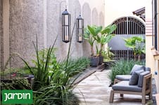 Cómo convertir pasillos angostos en jardines con identidad y estilo