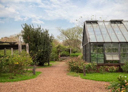 El paisajismo es por demás sencillo, solo plantas nativas y unos pocos unos arbustos y plantas exóticas que acompañan las construcciones.