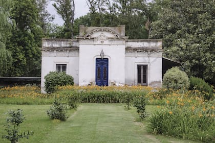 El paisajista describe a su jardín como un clásico parque de casa de campo, rodeado de eucaliptos y canteros de herbáceas.