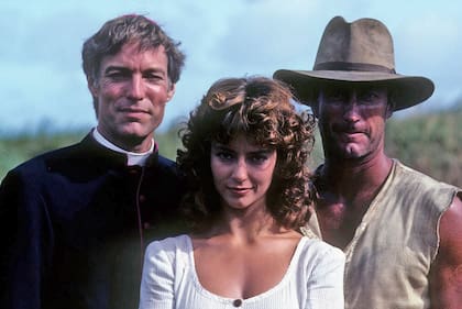 Richard Chamberlain, Rachel Ward y Bryan Brown, el triángulo amoroso de El pájaro canta hasta morir