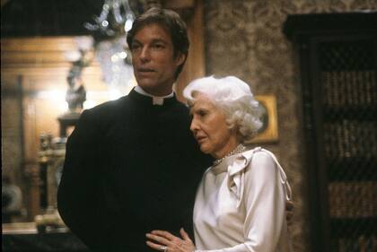 Richard Chamberlain en una escena de El pájaro canta hasta morir