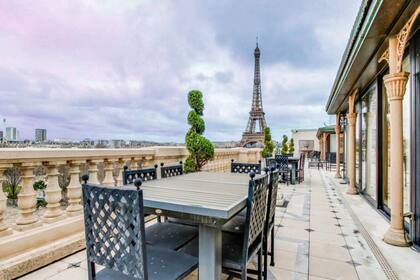 El palacete parisino con vista a la Torre Eiffel que adquirió el rey marroquí