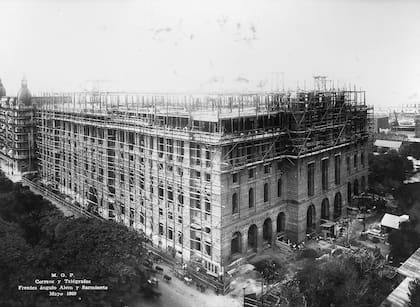 El palacio aún en construcción (mayo de 1920)