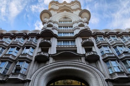 El Palacio Barolo y las historias sobrenaturales que se esconden tras sus muros. Otra forma de conocer este ícono porteño