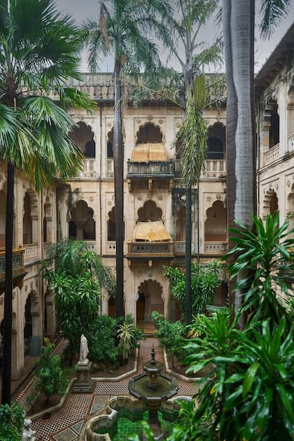 El palacio cuenta con campo de golf, jardines monumentales y un antiguo pozo escalonado de la época mogol