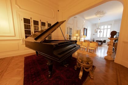 El palacio cuenta con un teatro y con un piano de cola