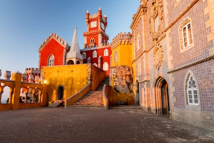 El palacio da Pena, entre amarillos y rosas que hablan de distintas etapas.