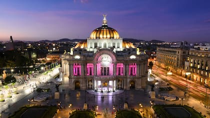 Impactante vista nocturna del Palacio de Bellas Artes de la Ciudad de México