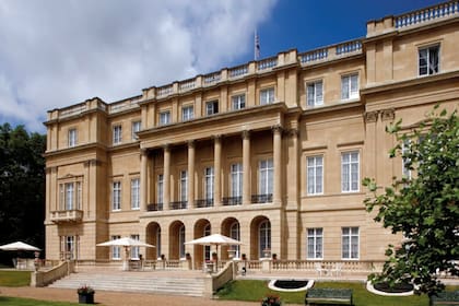 El Palacio de Buckingham es el escenario de algunas de las escenas más emblemáticas y Lancaster House reemplazó al palacio durante la filmación.